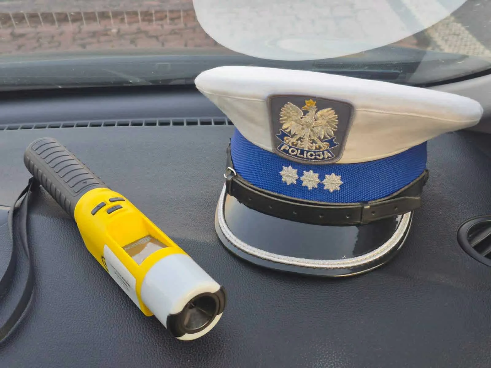 Prawie 4 promile i brak uprawnień – policja zatrzymała kierowcę Seata