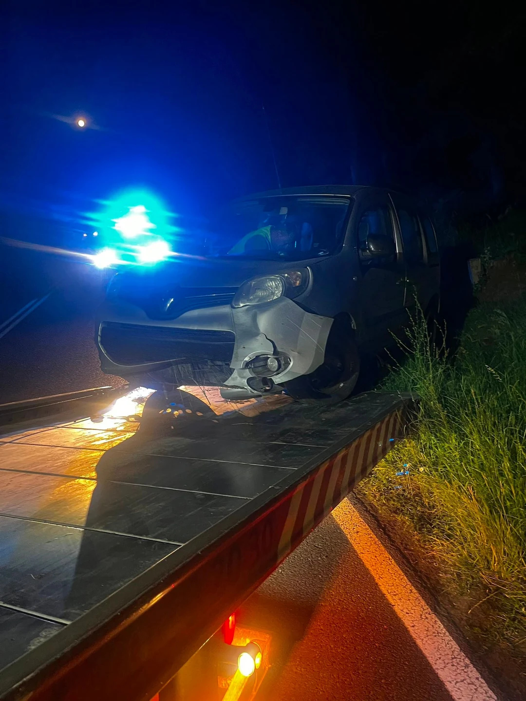 Pijany, bez prawa jazdy i w skradzionym aucie – skończył w rowie
