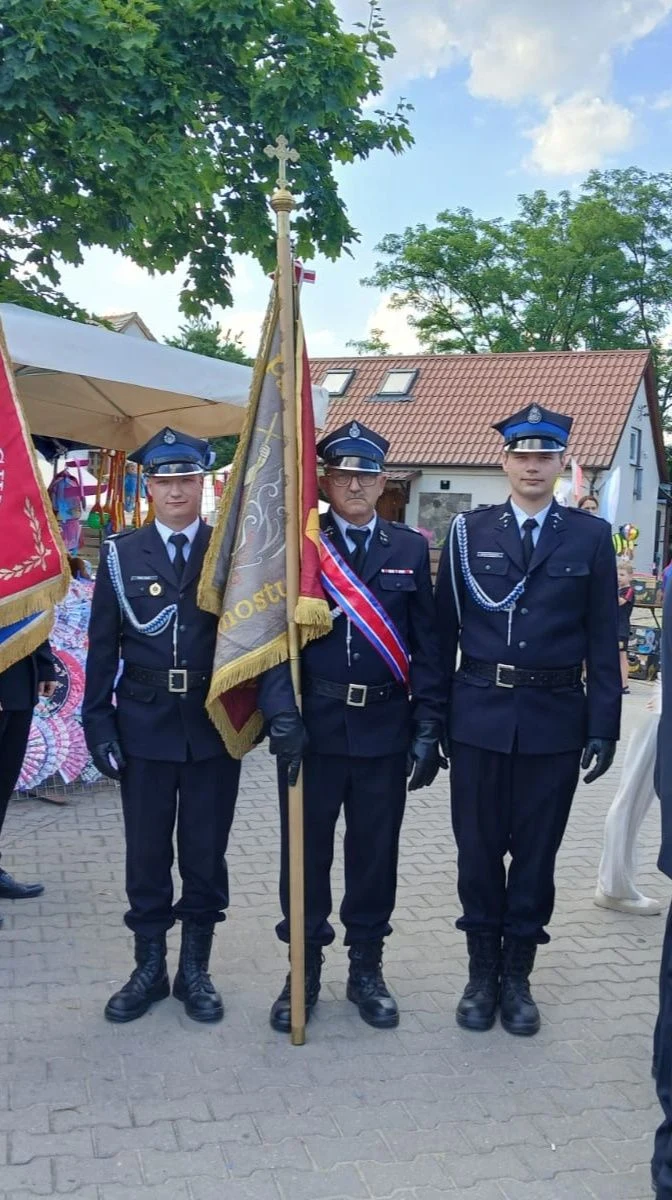 Poczet sztandarowy OSP Potrzebowo na odpuście w Wieleniu Zaobrzańskim