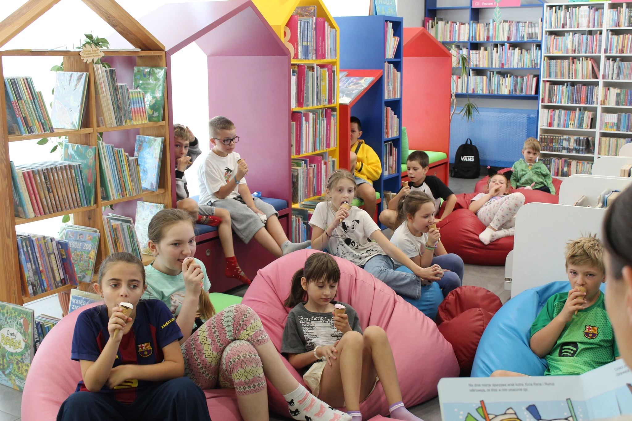 Wakacyjne zajęcia w bibliotece w Osiecznej ruszyły