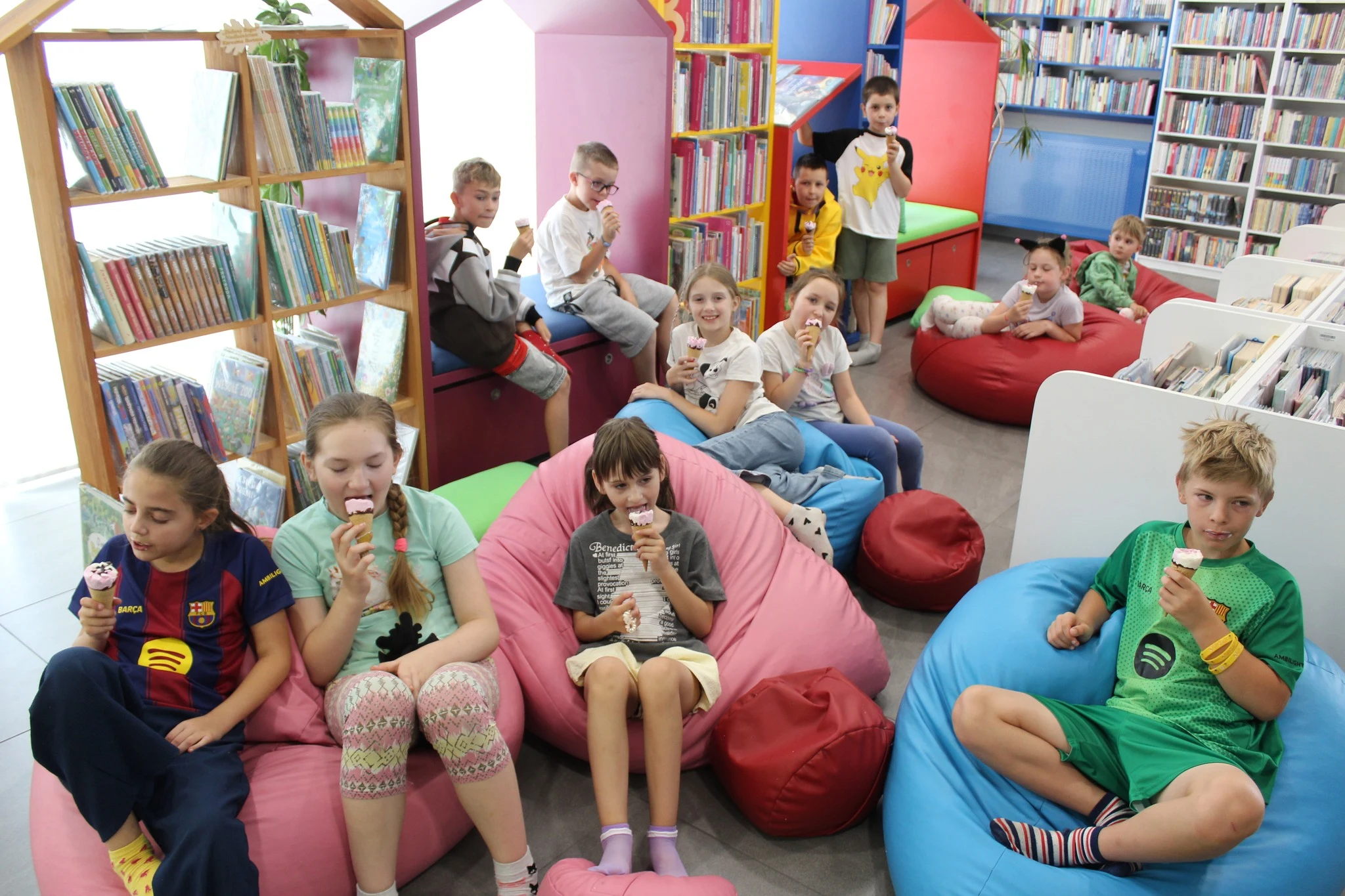 Wakacyjne zajęcia w bibliotece w Osiecznej ruszyły — zdjęcie 10