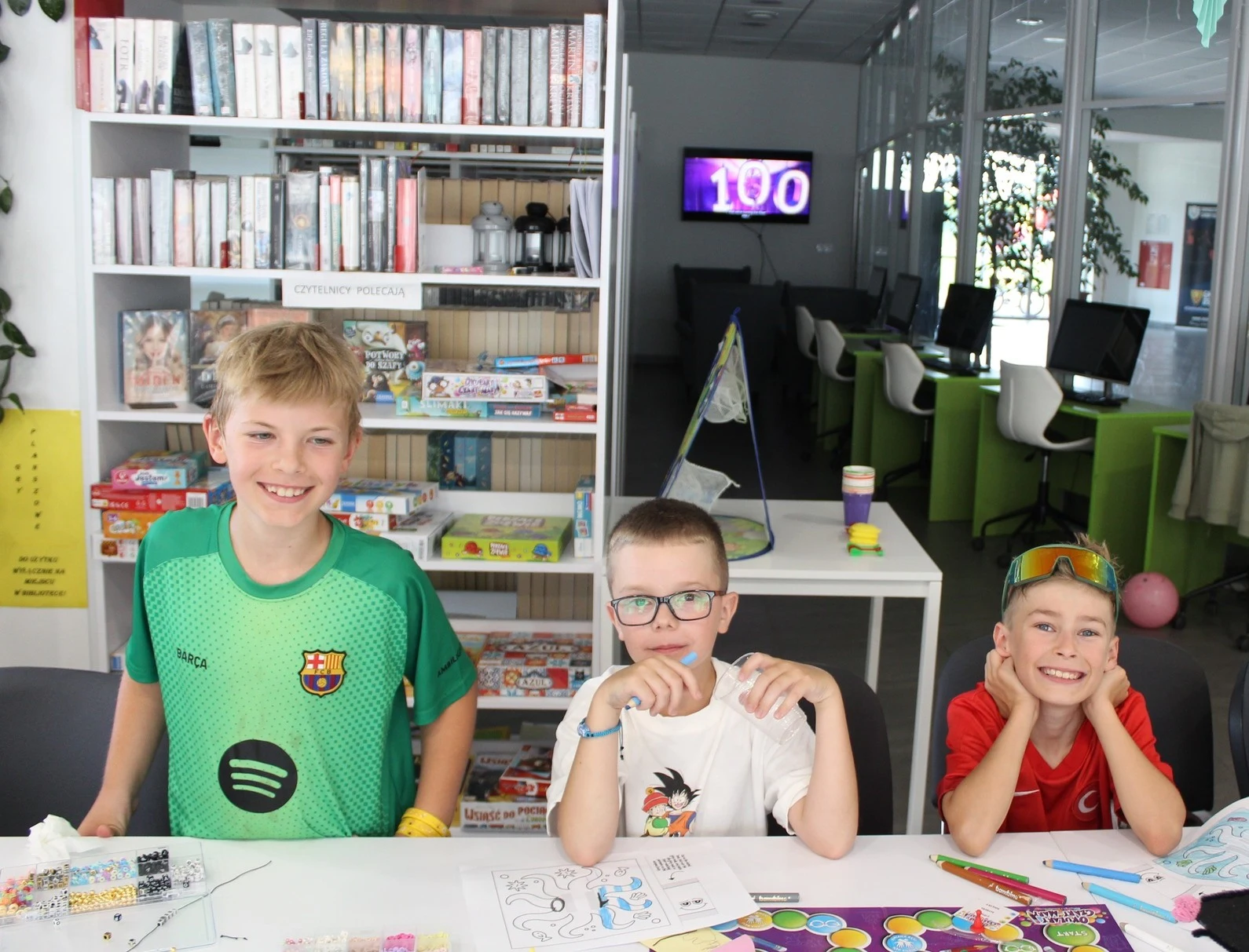 Wakacyjne zajęcia w bibliotece w Osiecznej ruszyły — zdjęcie 11