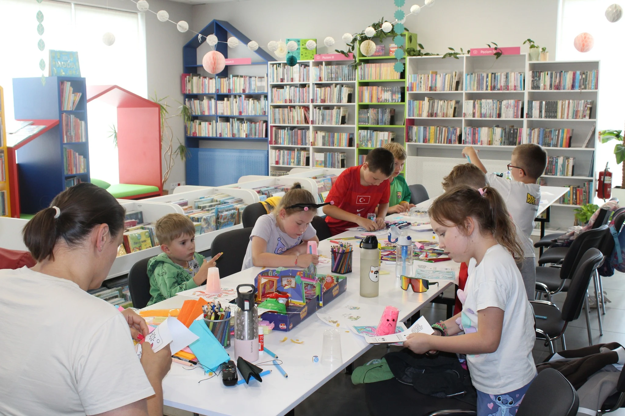 Wakacyjne zajęcia w bibliotece w Osiecznej ruszyły — zdjęcie 14