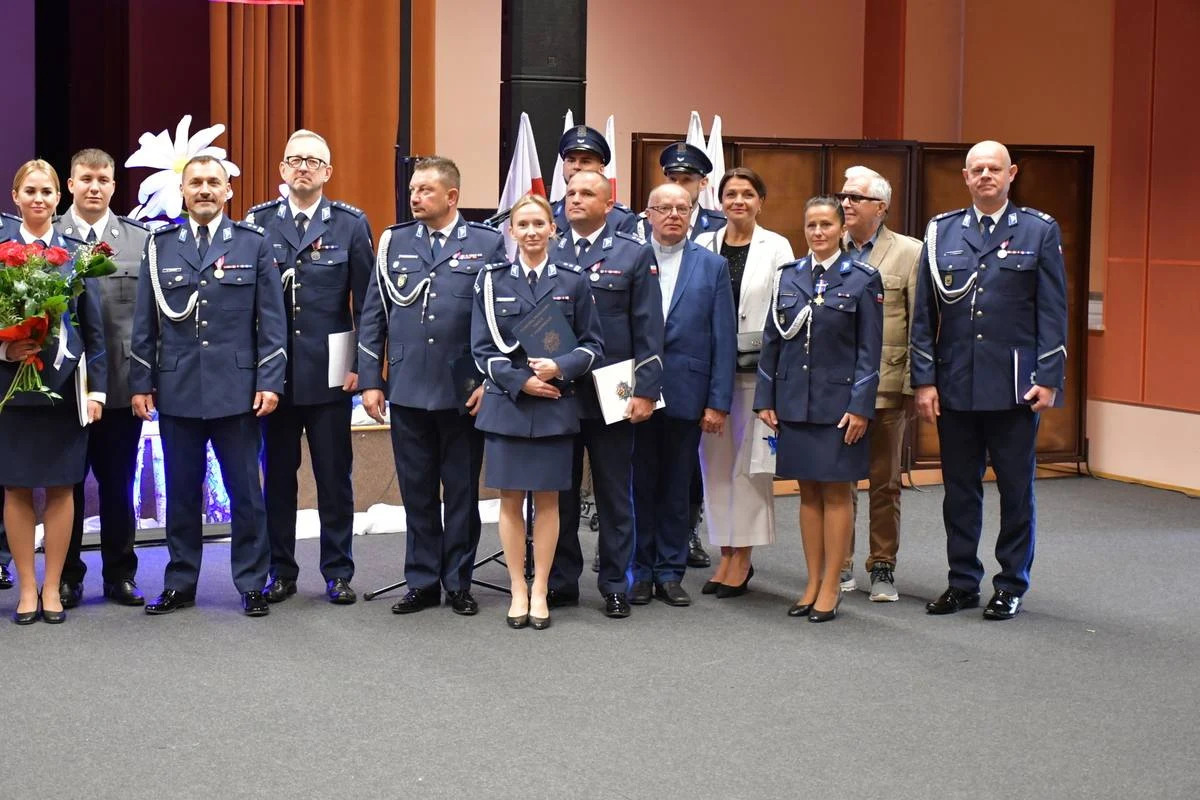 Święto Policji w Górze: awanse i wyróżnienia dla funkcjonariuszy — zdjęcie 9