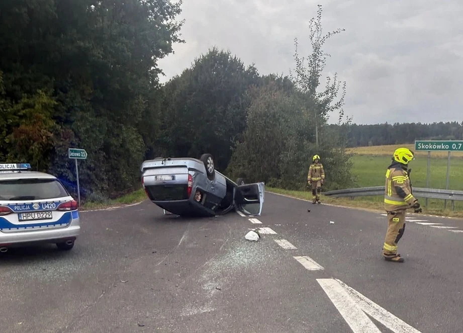 Pijany kierowca dachował na skrzyżowaniu. Miał 2,2 promila