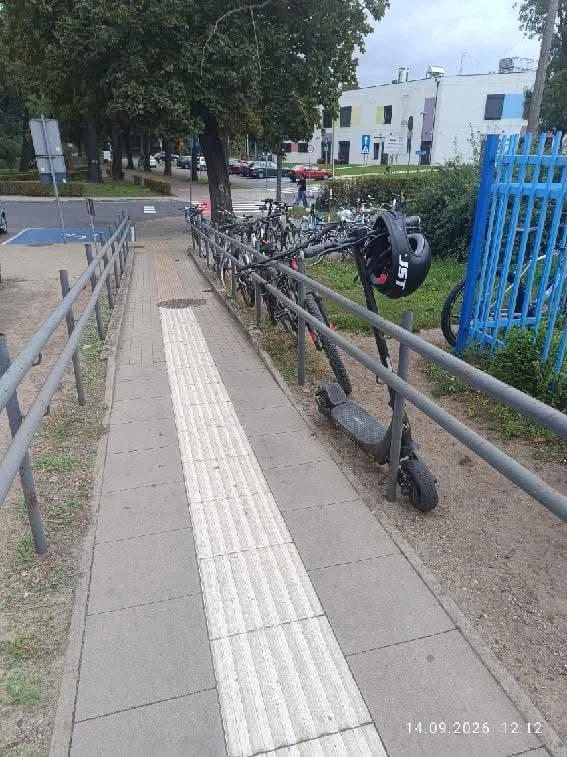 Rowerzyści blokują podjazdy na dworcu. Ważny apel