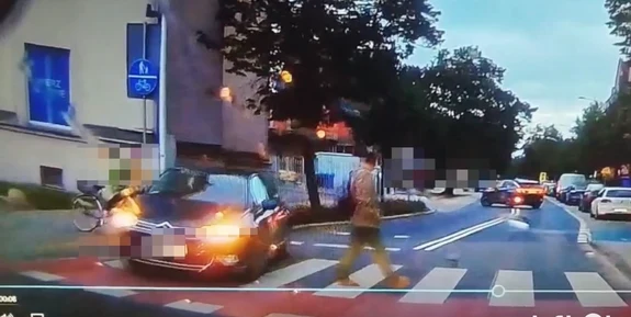23-latek nie ustąpił pieszemu i potrącił rowerzystę. Nagrała to kamera