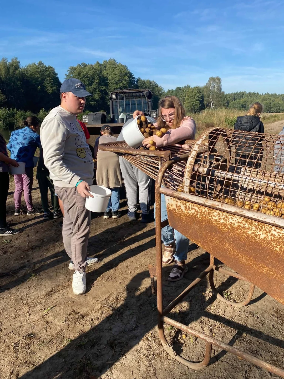 Uczniowie na wykopkach w Tarnowej Łące – lekcja tradycji w terenie — zdjęcie 11
