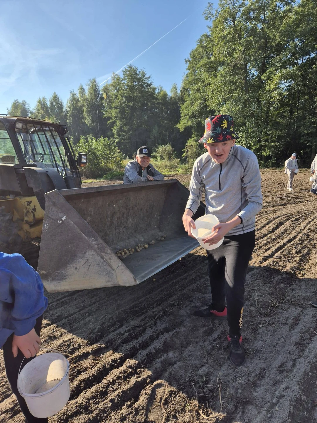 Uczniowie na wykopkach w Tarnowej Łące – lekcja tradycji w terenie — zdjęcie 21