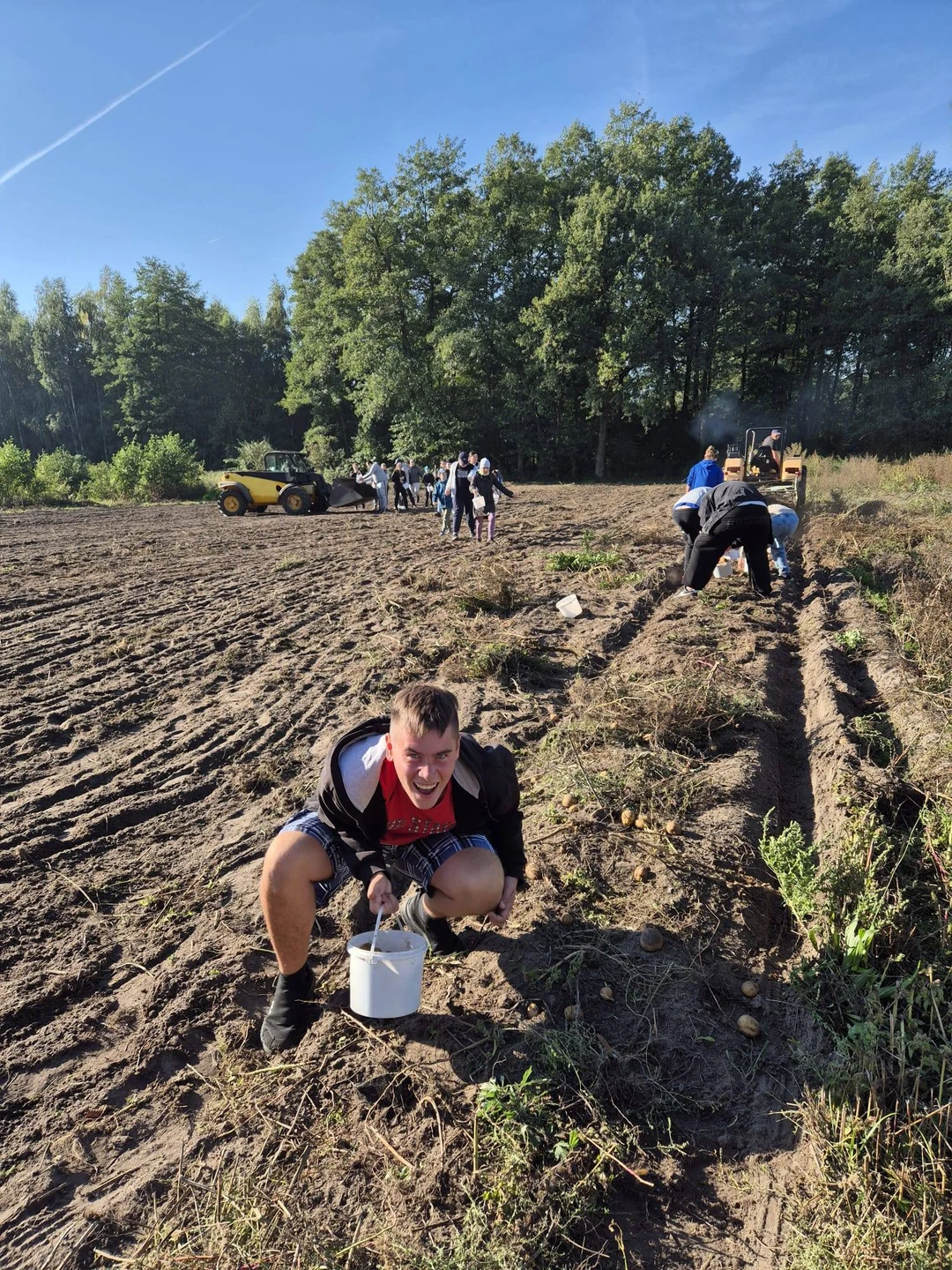 Uczniowie na wykopkach w Tarnowej Łące – lekcja tradycji w terenie — zdjęcie 22