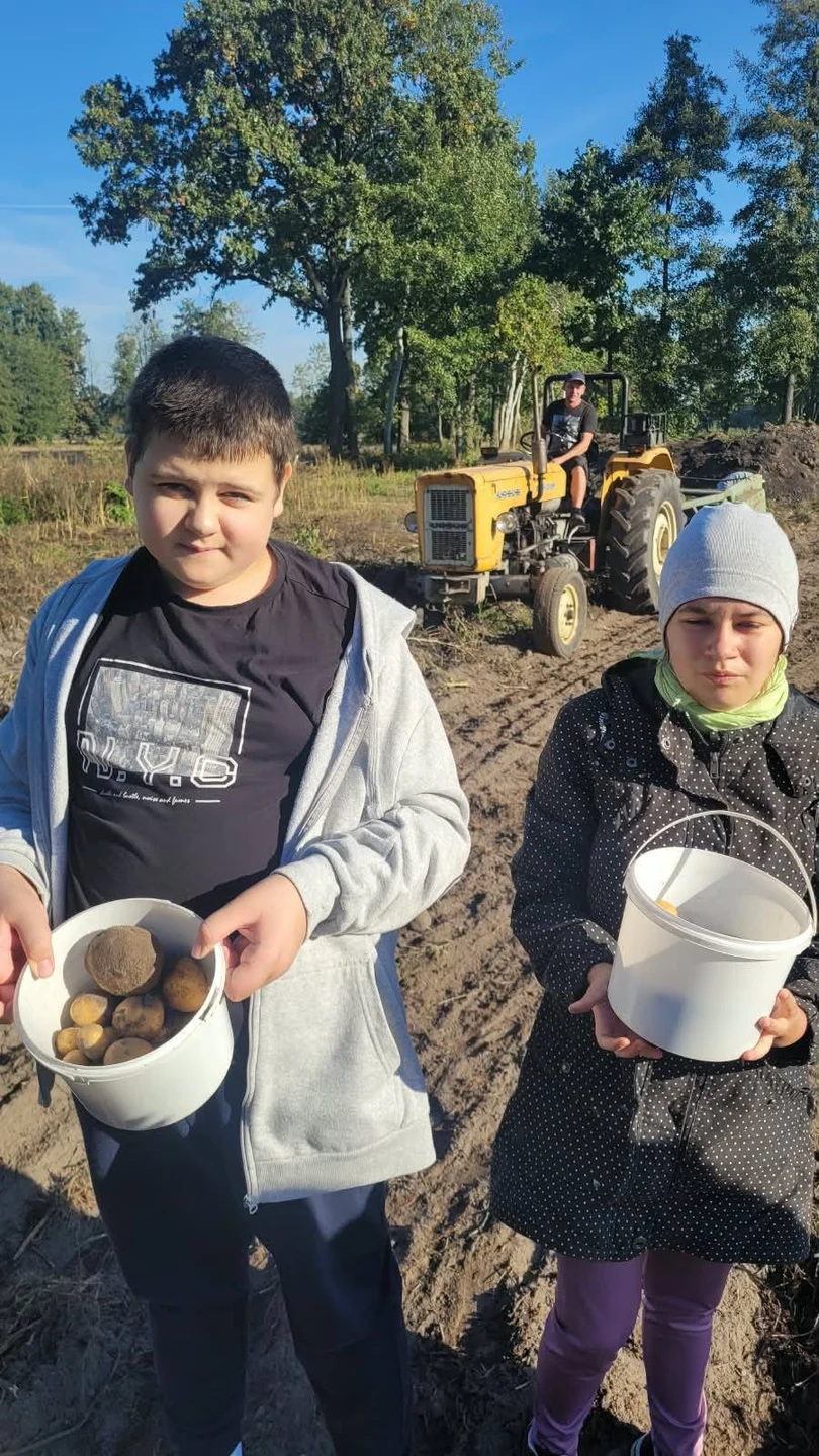 Uczniowie na wykopkach w Tarnowej Łące – lekcja tradycji w terenie — zdjęcie 30