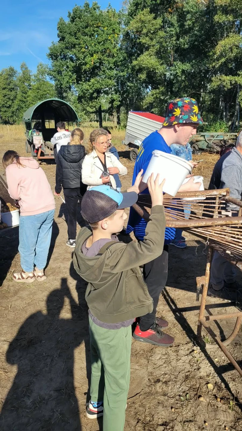 Uczniowie na wykopkach w Tarnowej Łące – lekcja tradycji w terenie — zdjęcie 38
