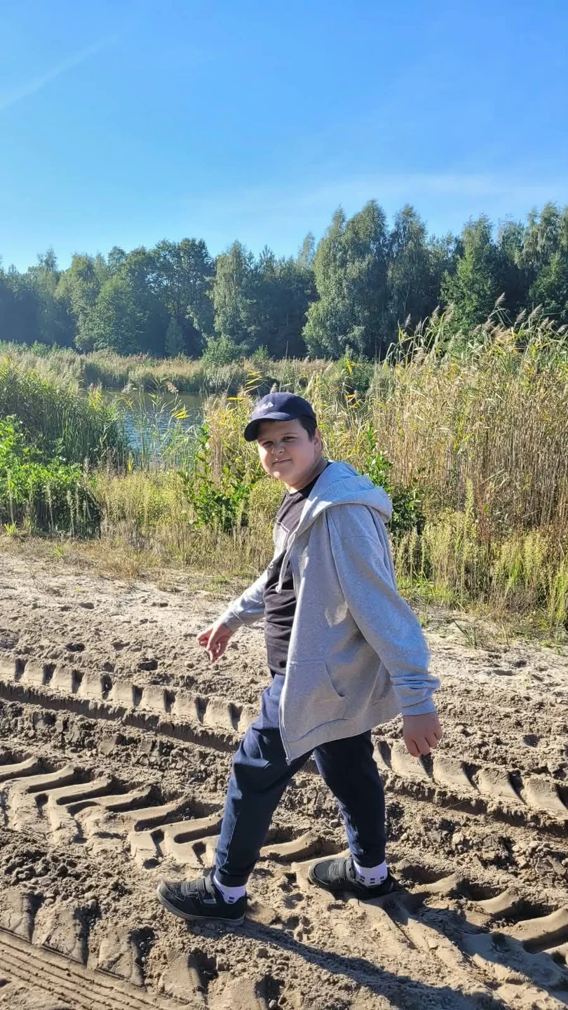 Uczniowie na wykopkach w Tarnowej Łące – lekcja tradycji w terenie — zdjęcie 43