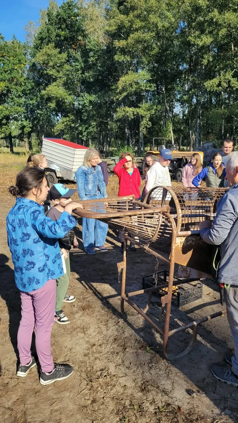 Uczniowie na wykopkach w Tarnowej Łące – lekcja tradycji w terenie — zdjęcie 44