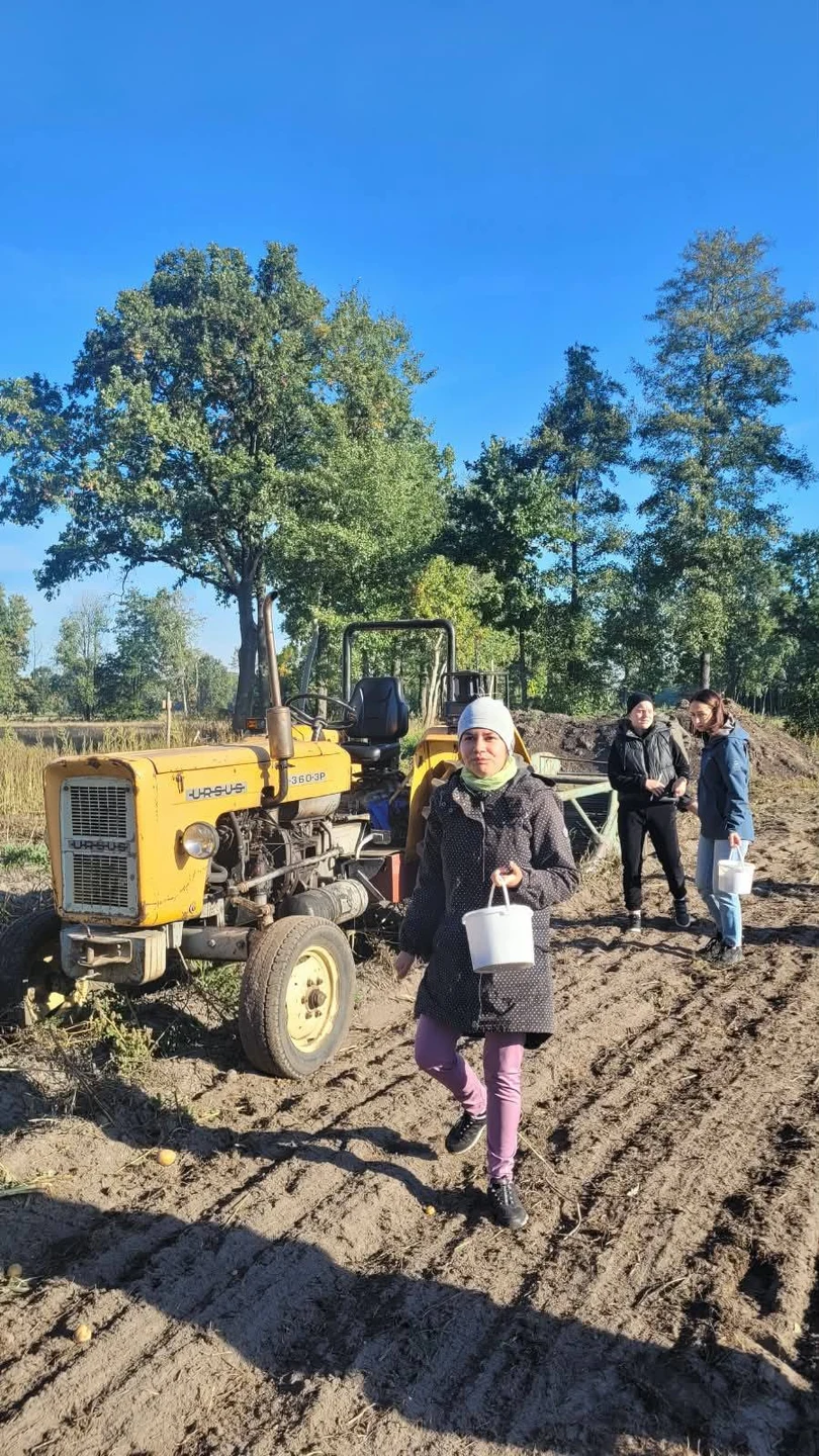 Uczniowie na wykopkach w Tarnowej Łące – lekcja tradycji w terenie — zdjęcie 46