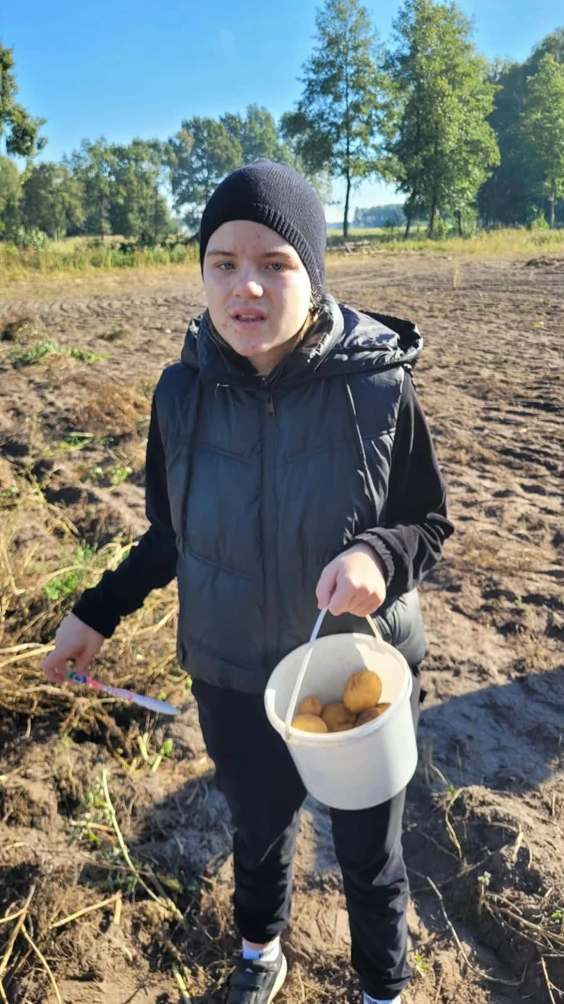 Uczniowie na wykopkach w Tarnowej Łące – lekcja tradycji w terenie — zdjęcie 49