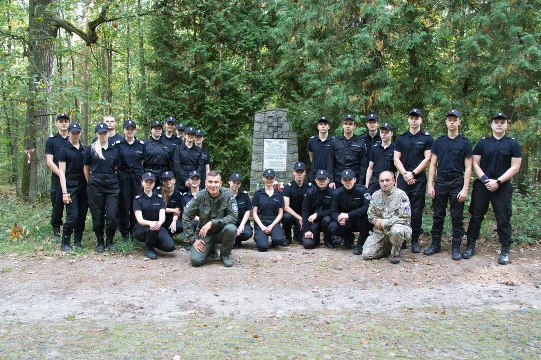 14 km z mapą i azymutem. Uczniowie III LO w marszu Leszno–Osieczna