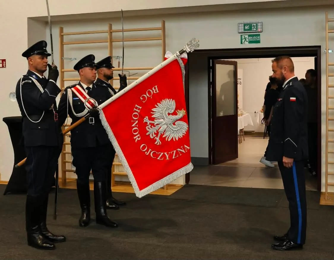 Awanse, odznaczenia i nowy sztandar – święto policjantów z Rawicza