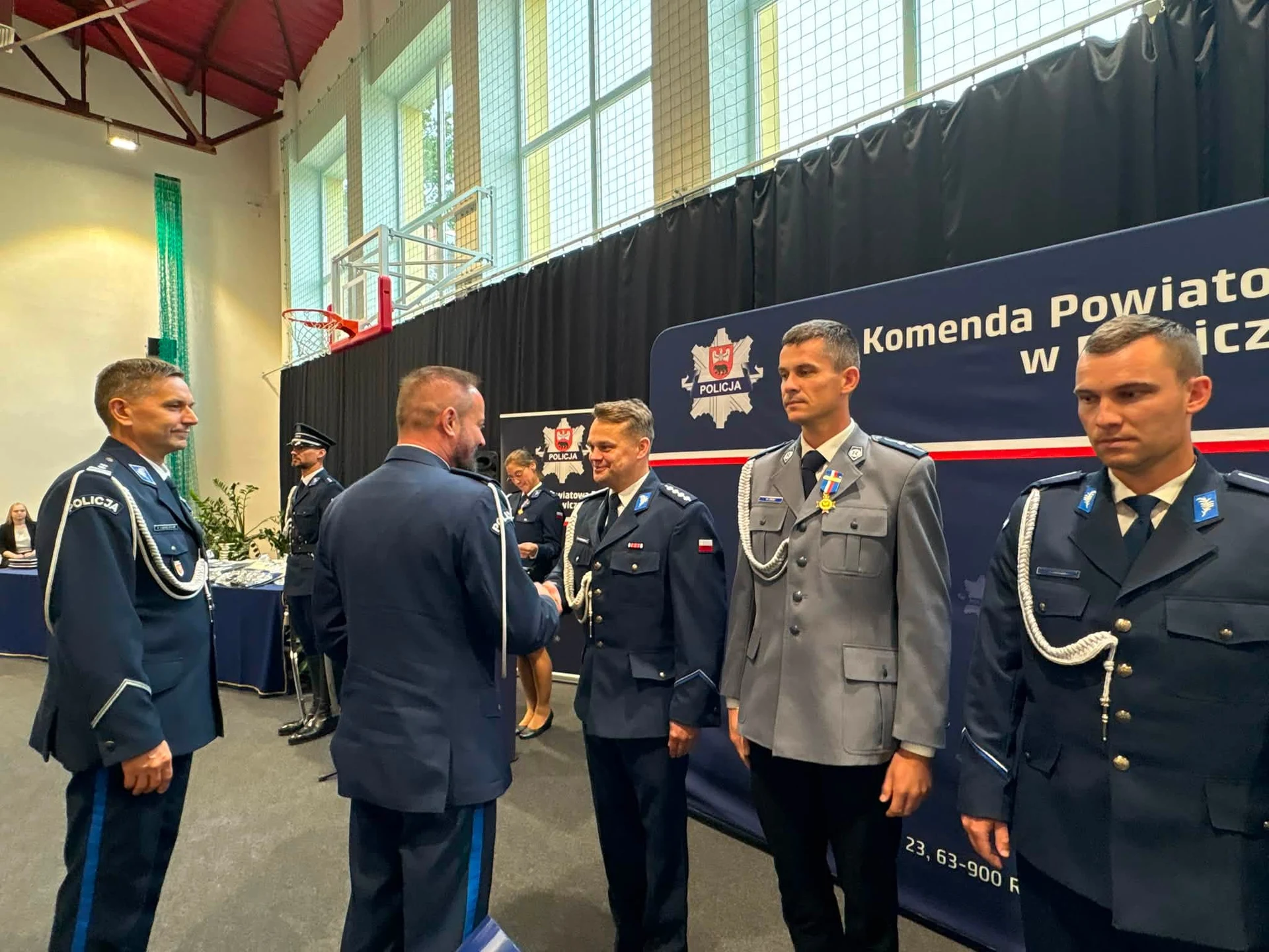 Awanse, odznaczenia i nowy sztandar – święto policjantów z Rawicza — zdjęcie 14