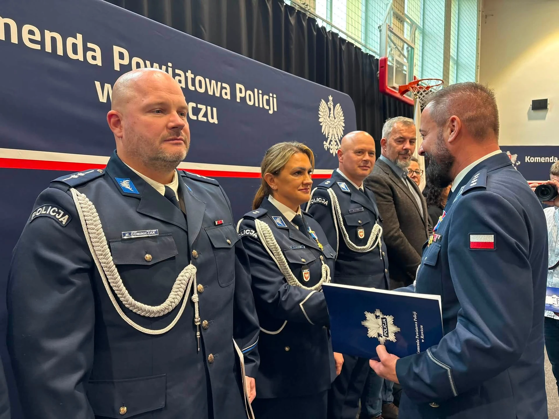 Awanse, odznaczenia i nowy sztandar – święto policjantów z Rawicza — zdjęcie 15