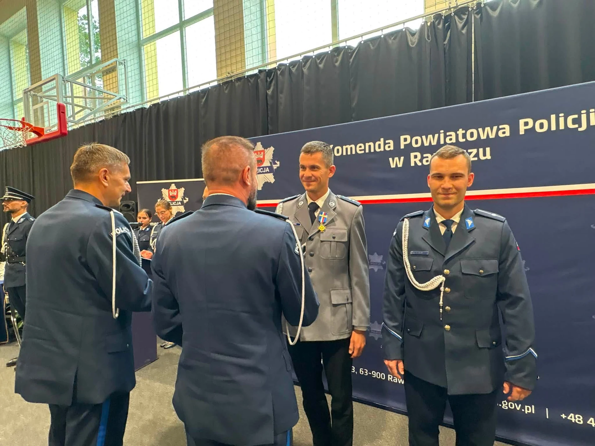 Awanse, odznaczenia i nowy sztandar – święto policjantów z Rawicza — zdjęcie 17