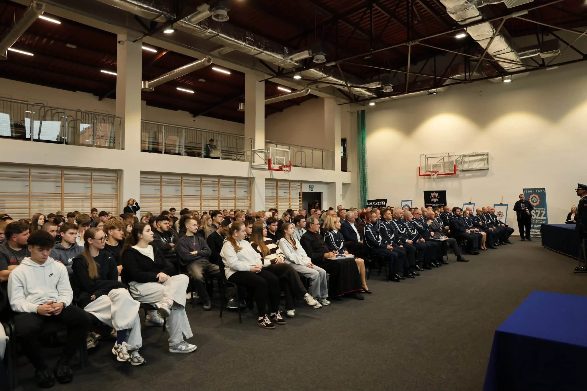 Awanse, odznaczenia i nowy sztandar – święto policjantów z Rawicza — zdjęcie 21