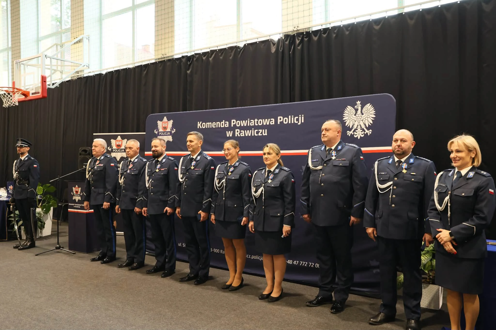 Awanse, odznaczenia i nowy sztandar – święto policjantów z Rawicza — zdjęcie 22