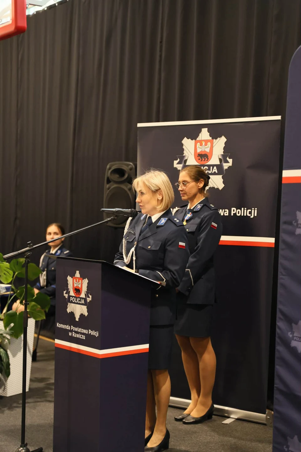 Awanse, odznaczenia i nowy sztandar – święto policjantów z Rawicza — zdjęcie 23