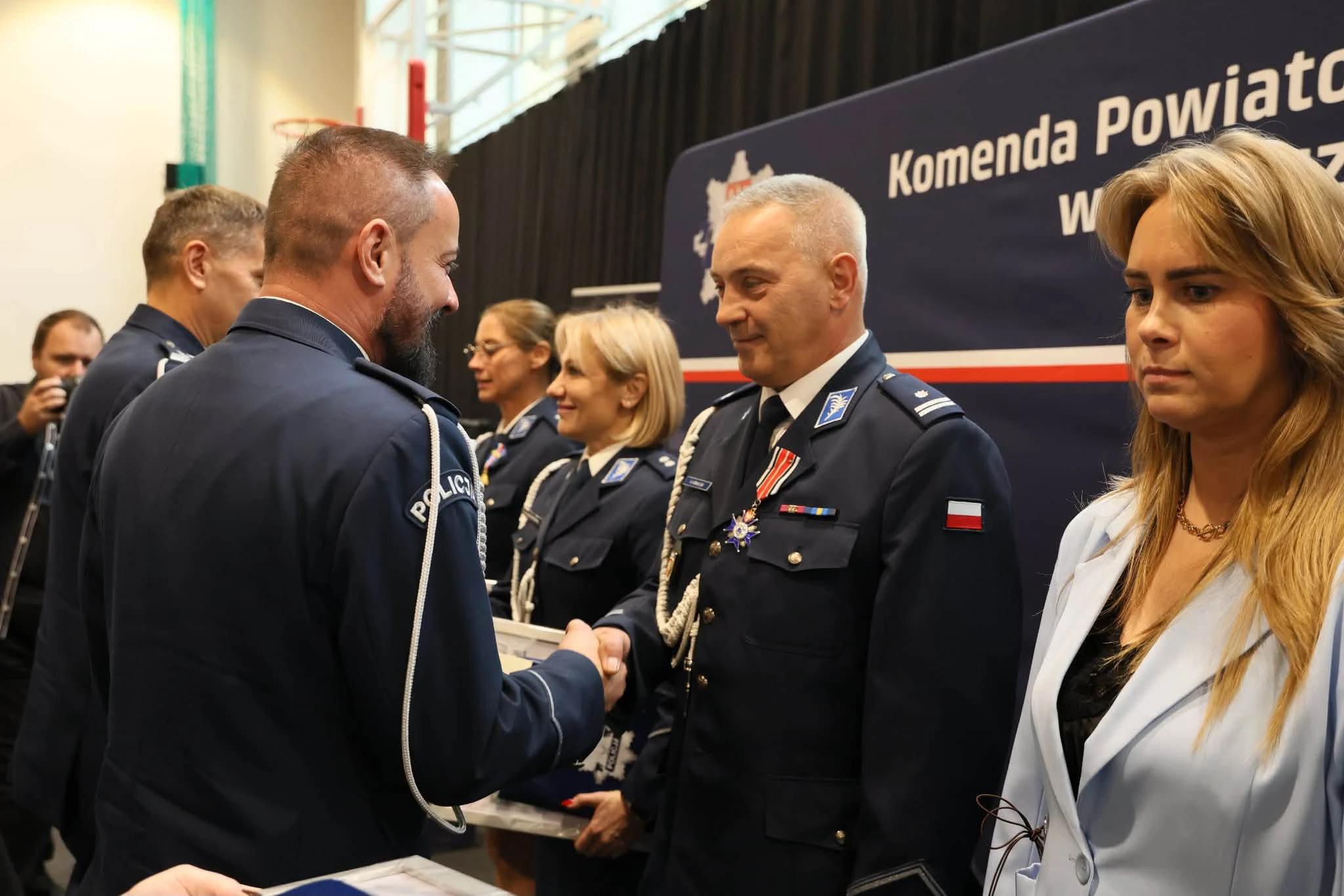 Awanse, odznaczenia i nowy sztandar – święto policjantów z Rawicza — zdjęcie 27