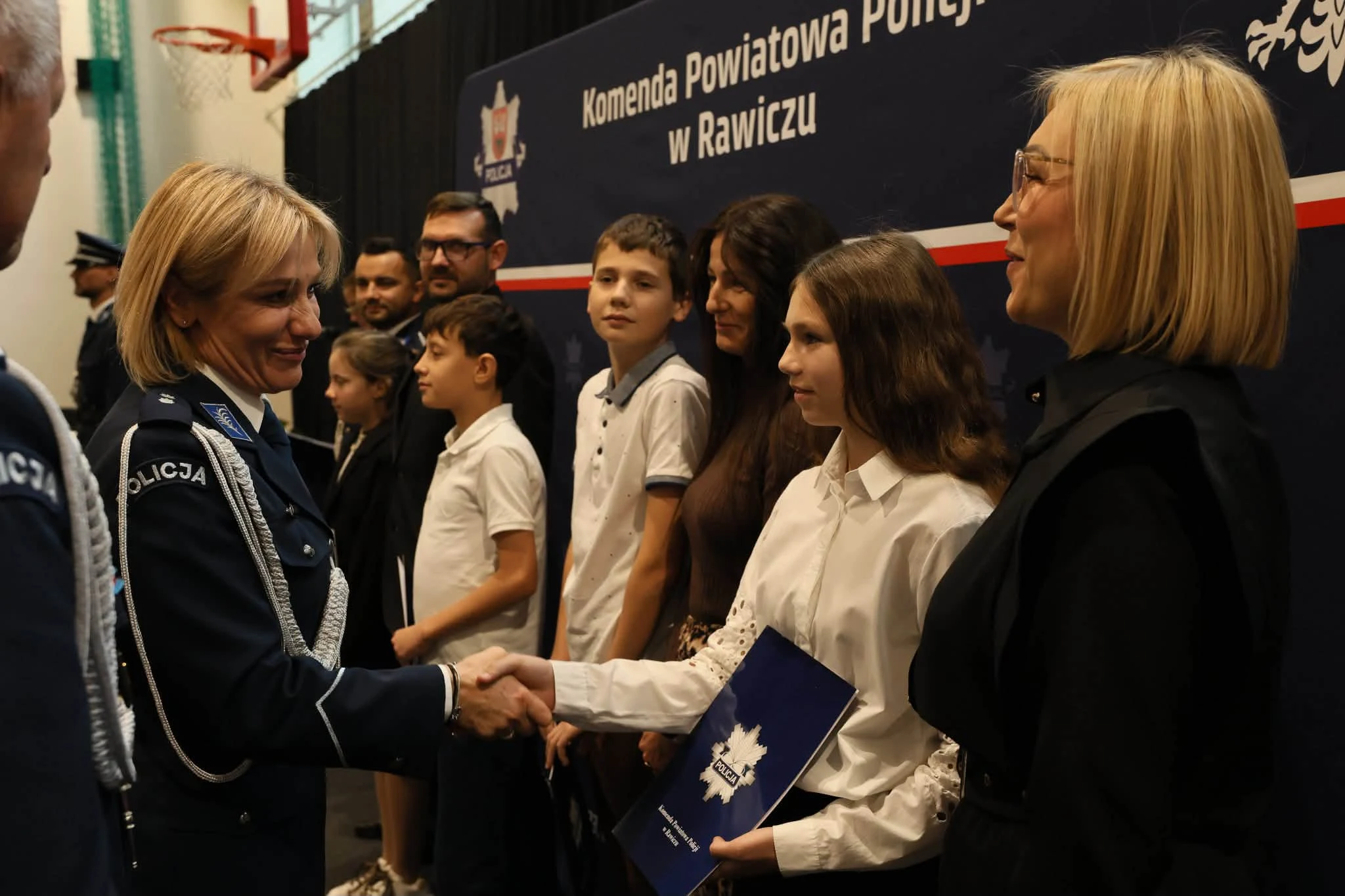 Awanse, odznaczenia i nowy sztandar – święto policjantów z Rawicza — zdjęcie 29