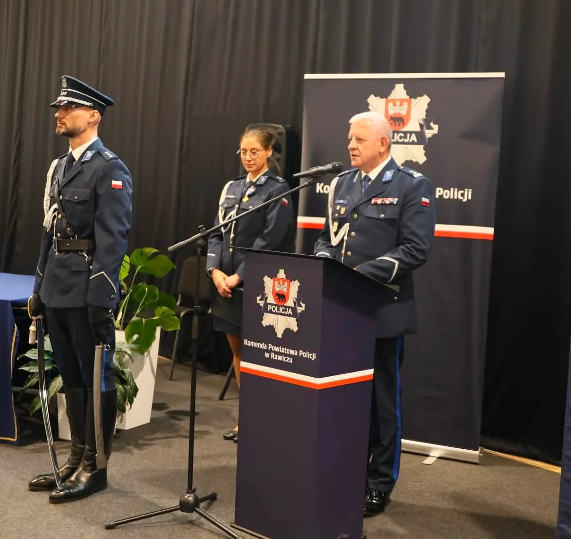 Awanse, odznaczenia i nowy sztandar – święto policjantów z Rawicza — zdjęcie 30