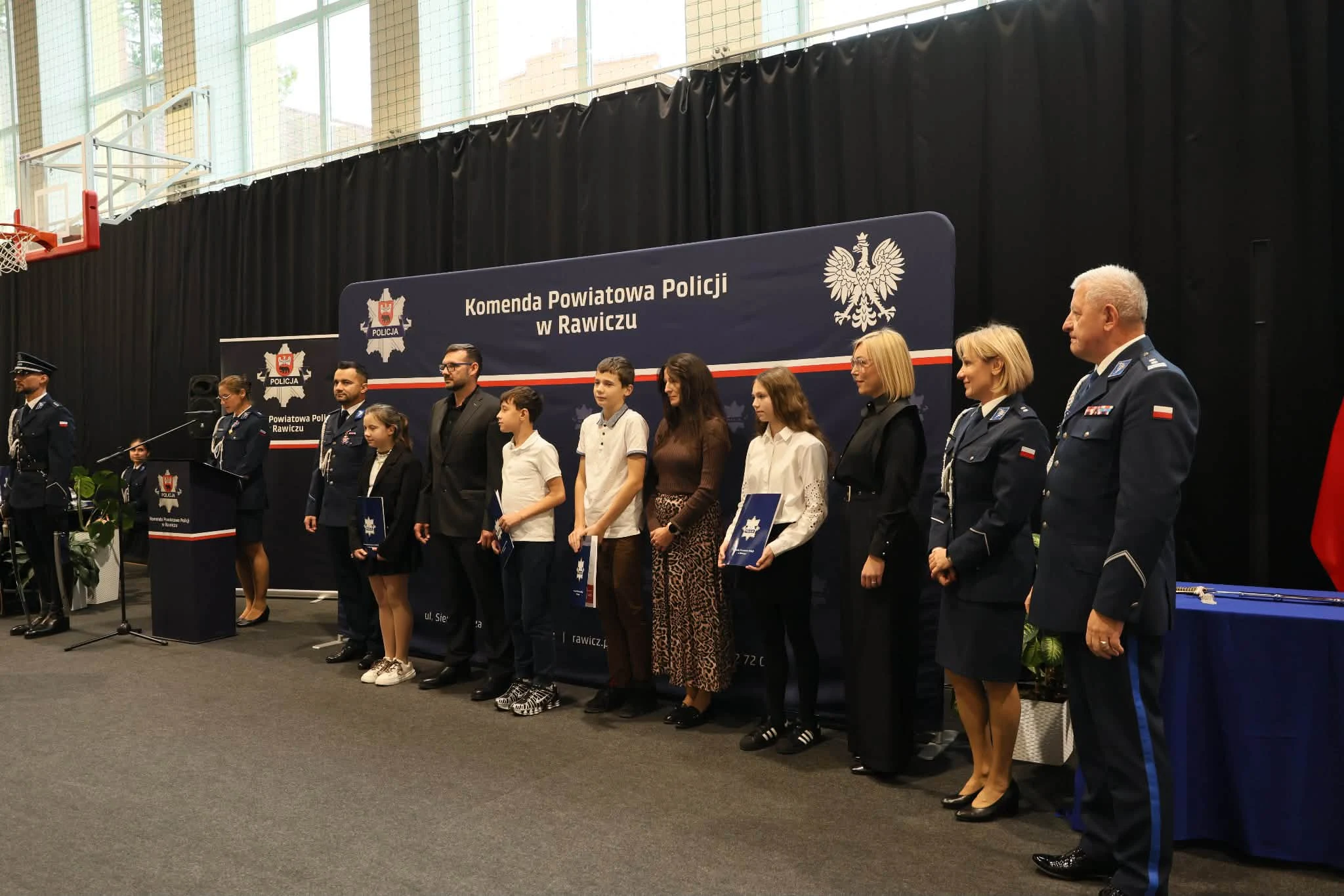 Awanse, odznaczenia i nowy sztandar – święto policjantów z Rawicza — zdjęcie 31