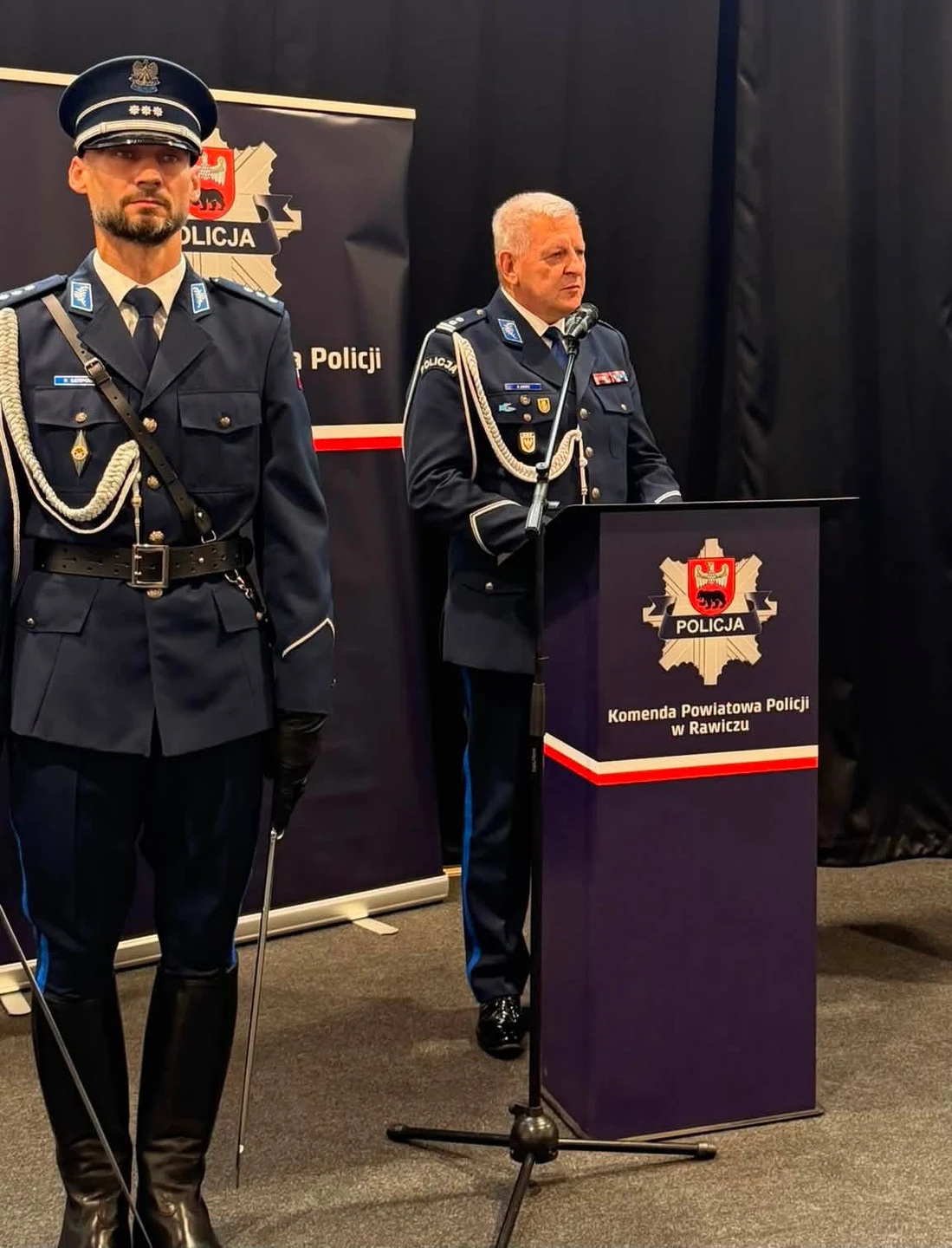 Awanse, odznaczenia i nowy sztandar – święto policjantów z Rawicza — zdjęcie 34