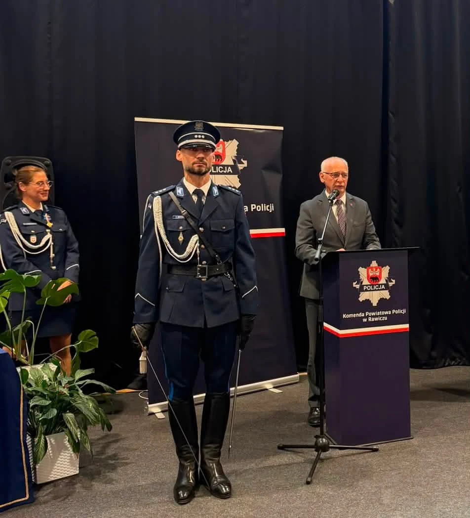 Awanse, odznaczenia i nowy sztandar – święto policjantów z Rawicza — zdjęcie 36