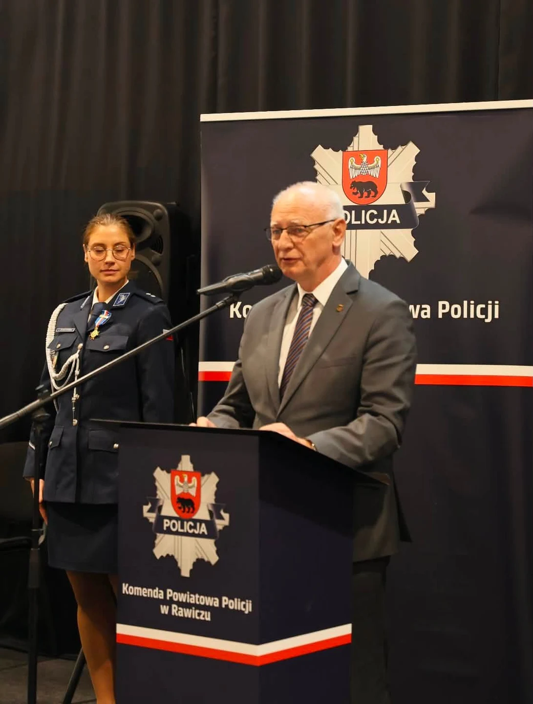 Awanse, odznaczenia i nowy sztandar – święto policjantów z Rawicza — zdjęcie 38