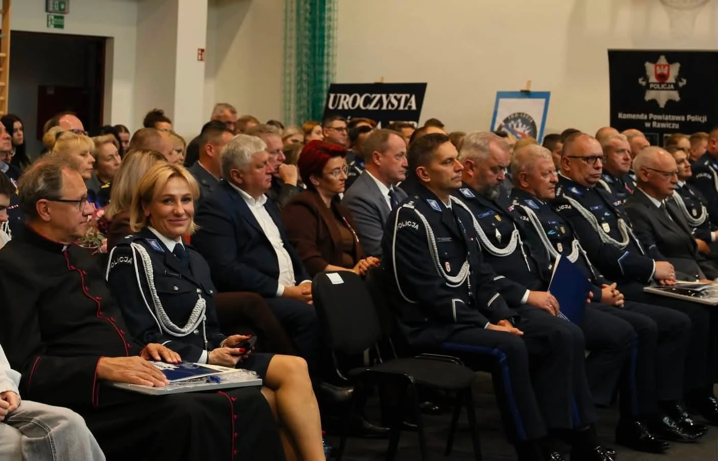 Awanse, odznaczenia i nowy sztandar – święto policjantów z Rawicza — zdjęcie 39