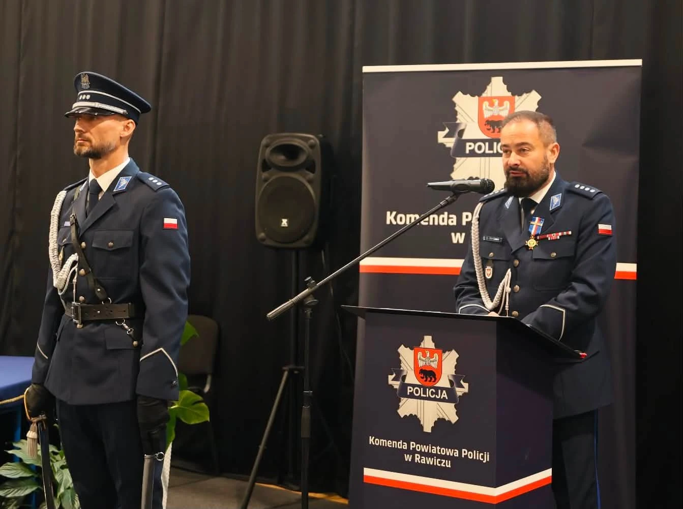 Awanse, odznaczenia i nowy sztandar – święto policjantów z Rawicza — zdjęcie 40