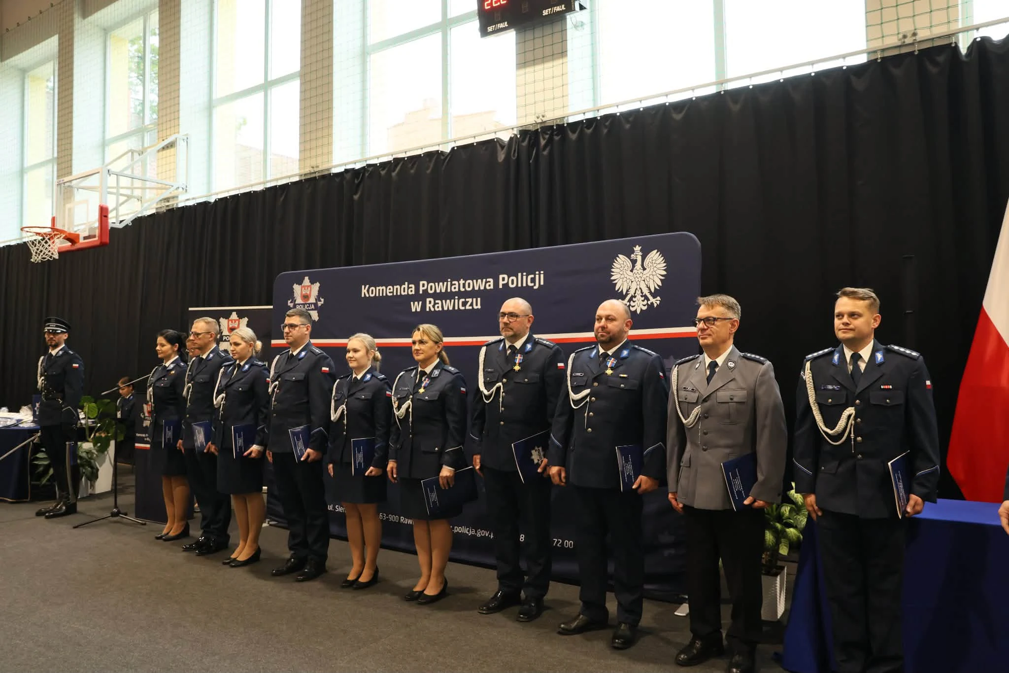 Awanse, odznaczenia i nowy sztandar – święto policjantów z Rawicza — zdjęcie 41