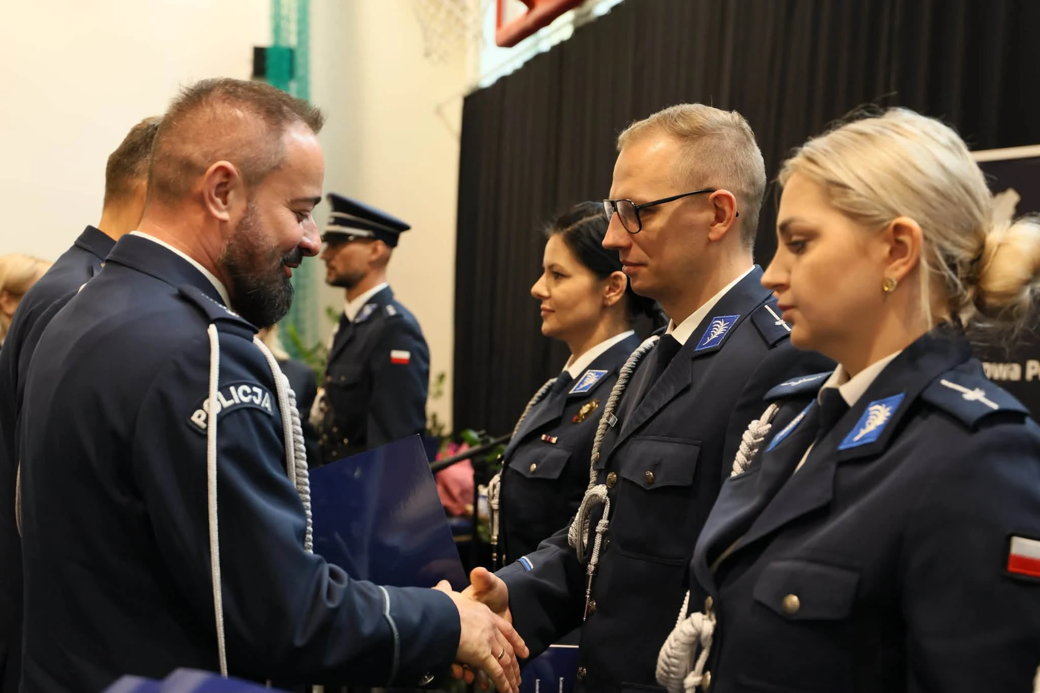 Awanse, odznaczenia i nowy sztandar – święto policjantów z Rawicza — zdjęcie 44
