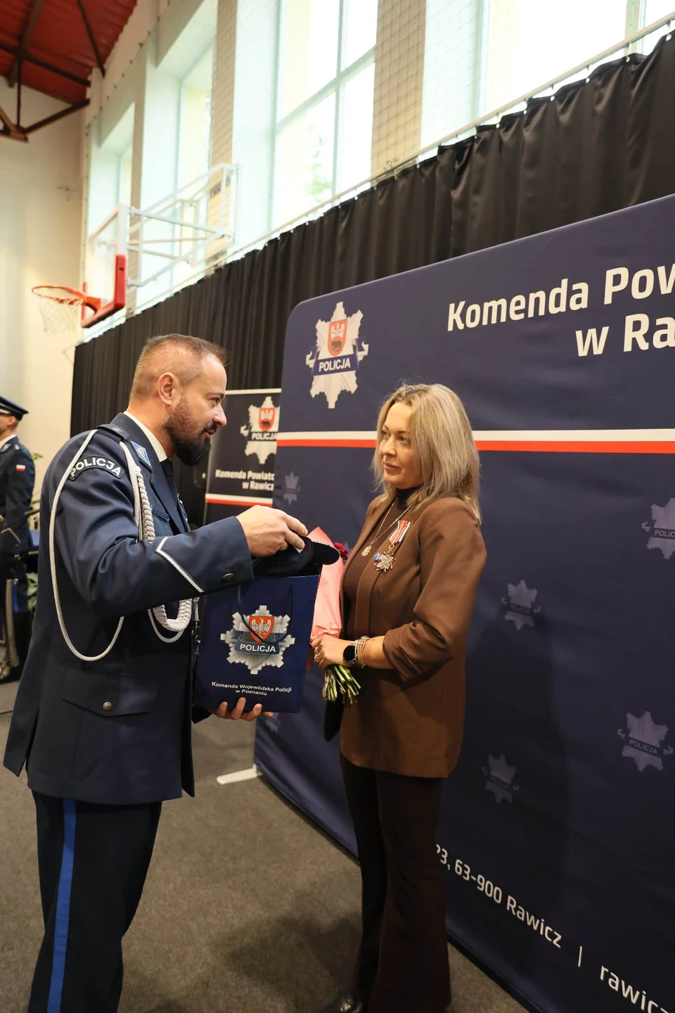 Awanse, odznaczenia i nowy sztandar – święto policjantów z Rawicza — zdjęcie 45