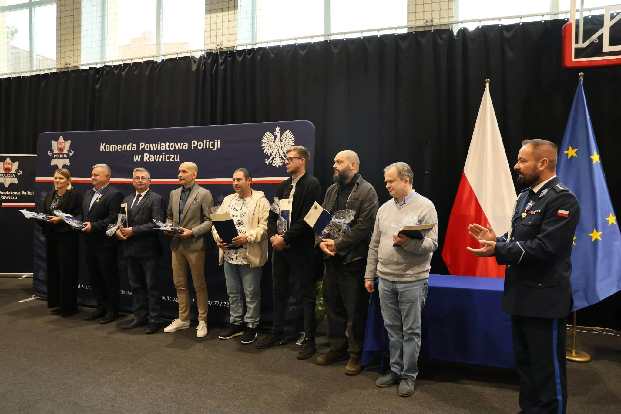 Awanse, odznaczenia i nowy sztandar – święto policjantów z Rawicza — zdjęcie 46