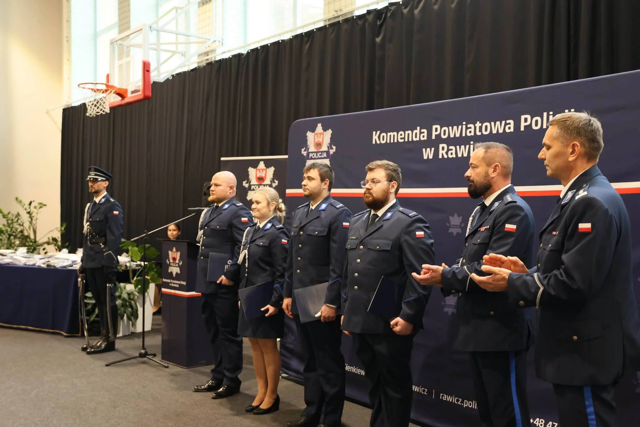 Awanse, odznaczenia i nowy sztandar – święto policjantów z Rawicza — zdjęcie 48