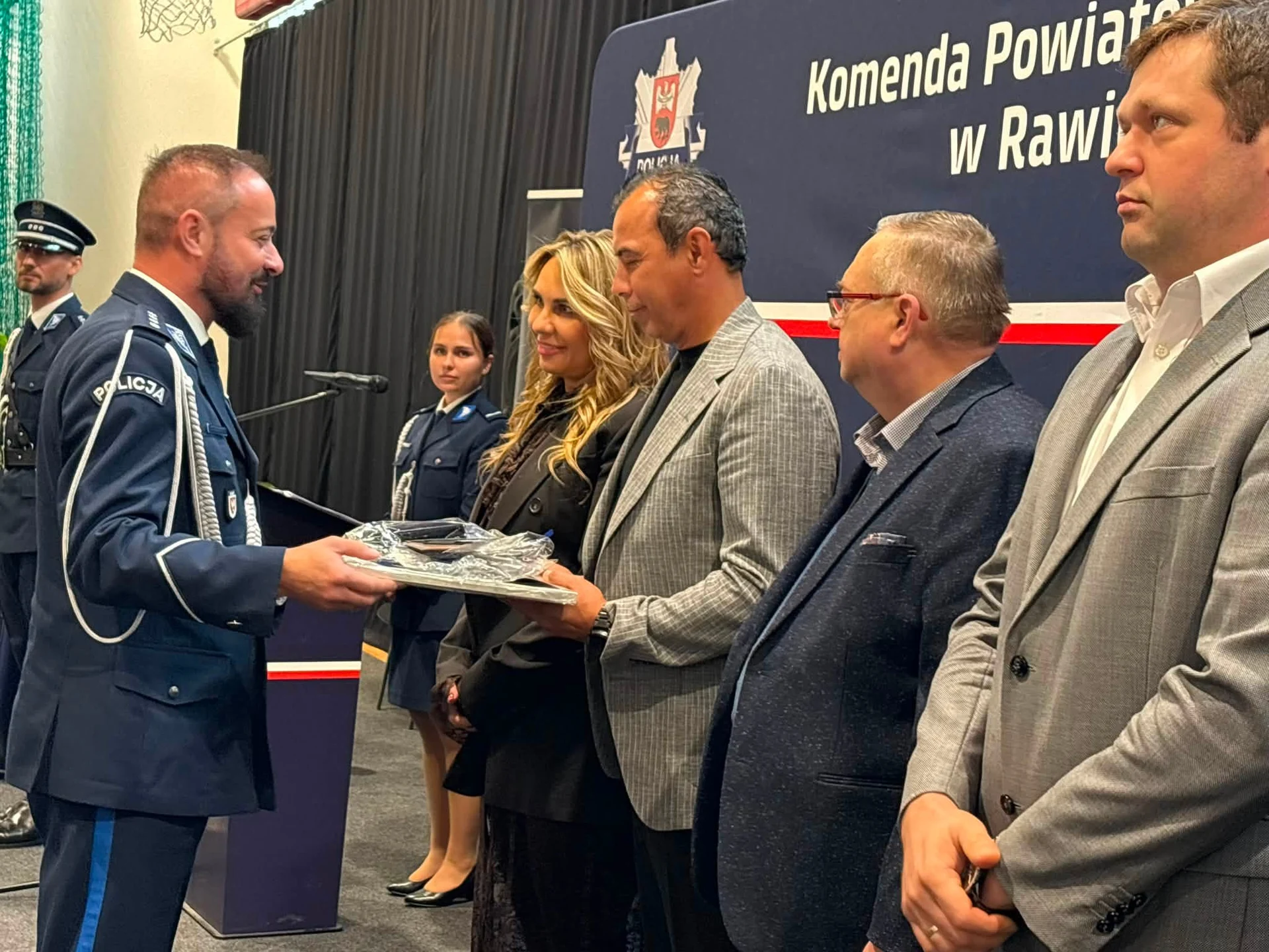 Awanse, odznaczenia i nowy sztandar – święto policjantów z Rawicza — zdjęcie 50