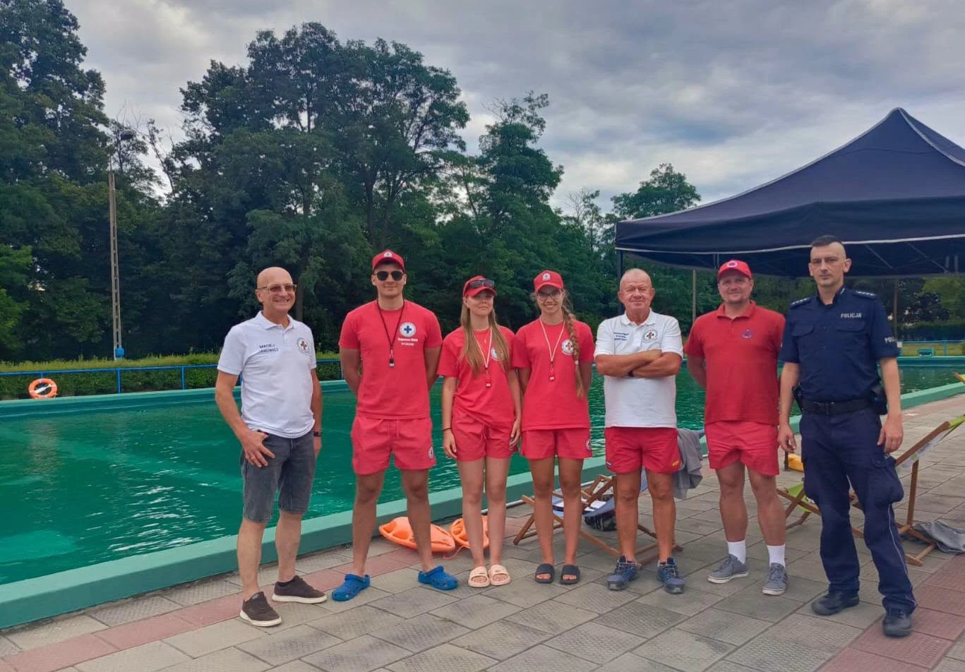 Lato nad wodą – plaże i baseny pełne, służby czuwają
