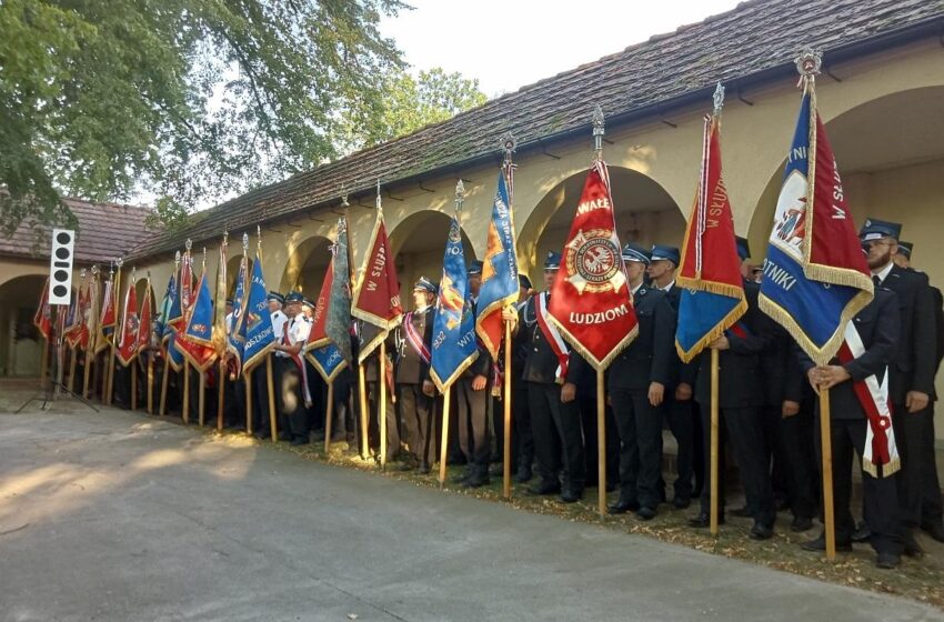  Strażackie rozpoczęcie odpustu w sanktuarium Najświętszej Maryi Panny Wniebowziętej w Charbielinie