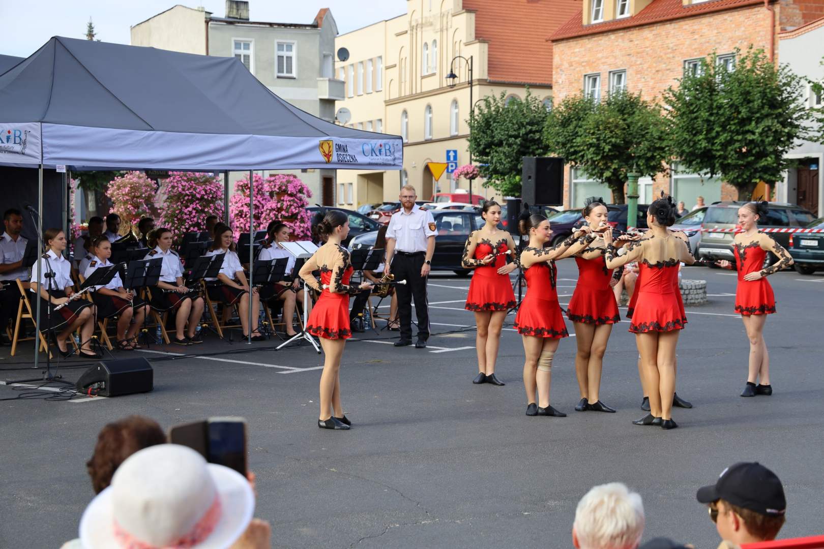 Wakacyjny Koncert Plenerowy Orkiestry Dętej Gminy Osieczna z Mażoretkami Rewia Osieczna
