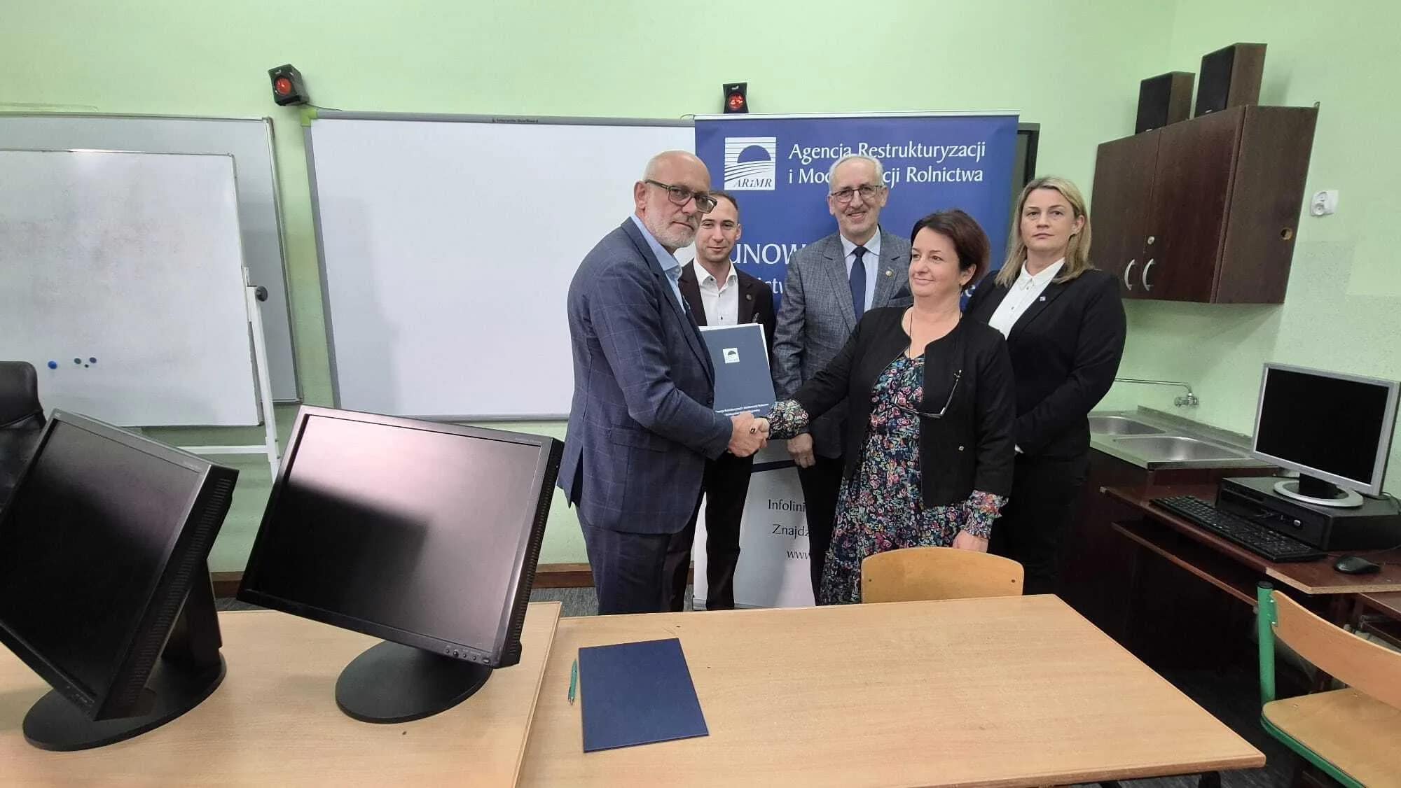 ARiMR przekazała 12 komputerów Szkole Podstawowej w Lasocicach