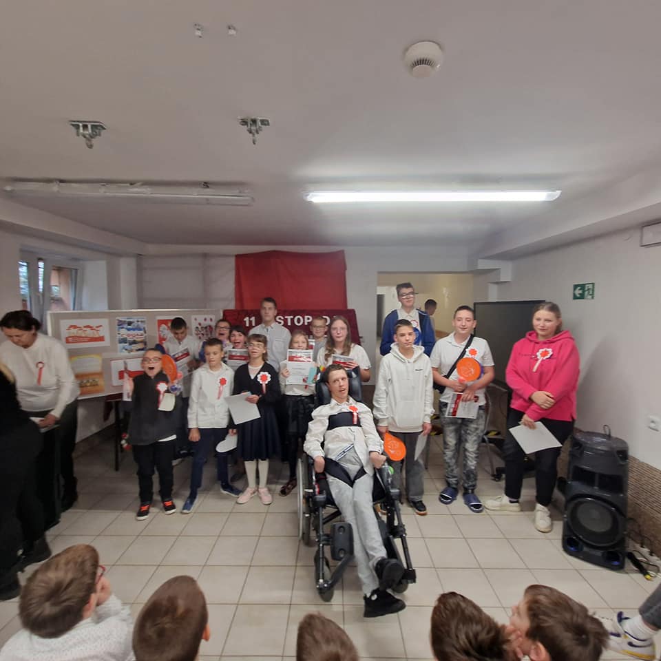 Uroczysty apel z okazji Dnia Niepodległości w Zespole Szkół Specjalnych w Górznie