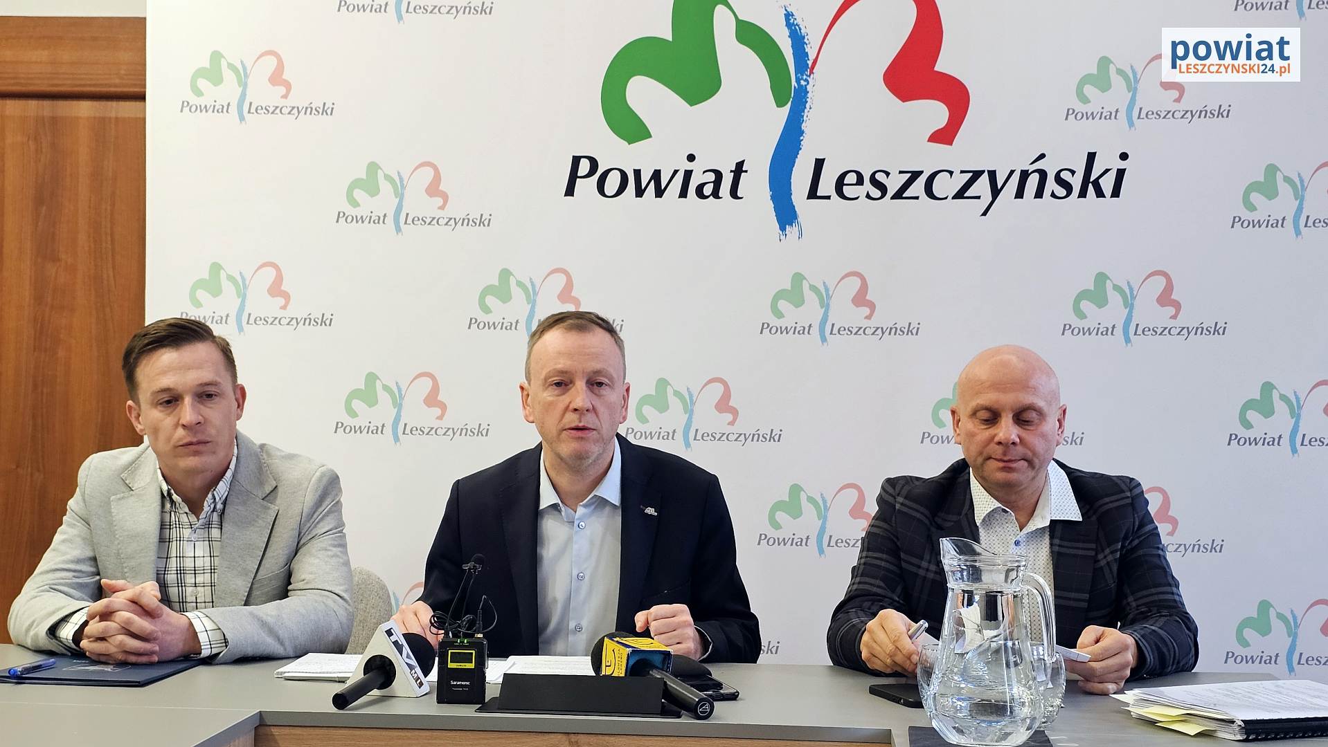 Rekordowy budżet powiatu leszczyńskiego na rok 2025 przedstawiony przez starostę Macieja Wiśniewskiego i wicestarostę Rafała Jagodzika
