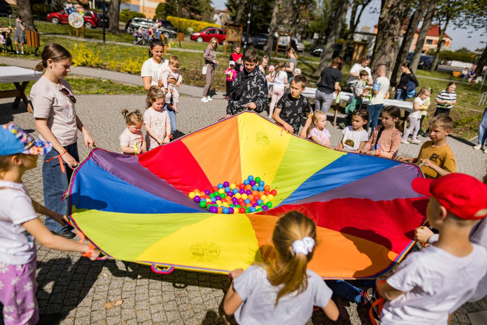 Zajączek odwiedził dzieci w Lipnie – kolorowe warsztaty i zabawy w parku